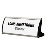 Smarte bordskilt utført i eloksert aluminium med sorte endestykker og antireflekterende frontplate.